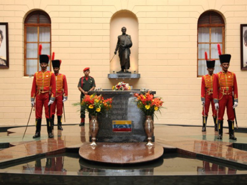 مقبره هوگو چاوز، بدن بی‌جانِ مشهور در معرض نمایش